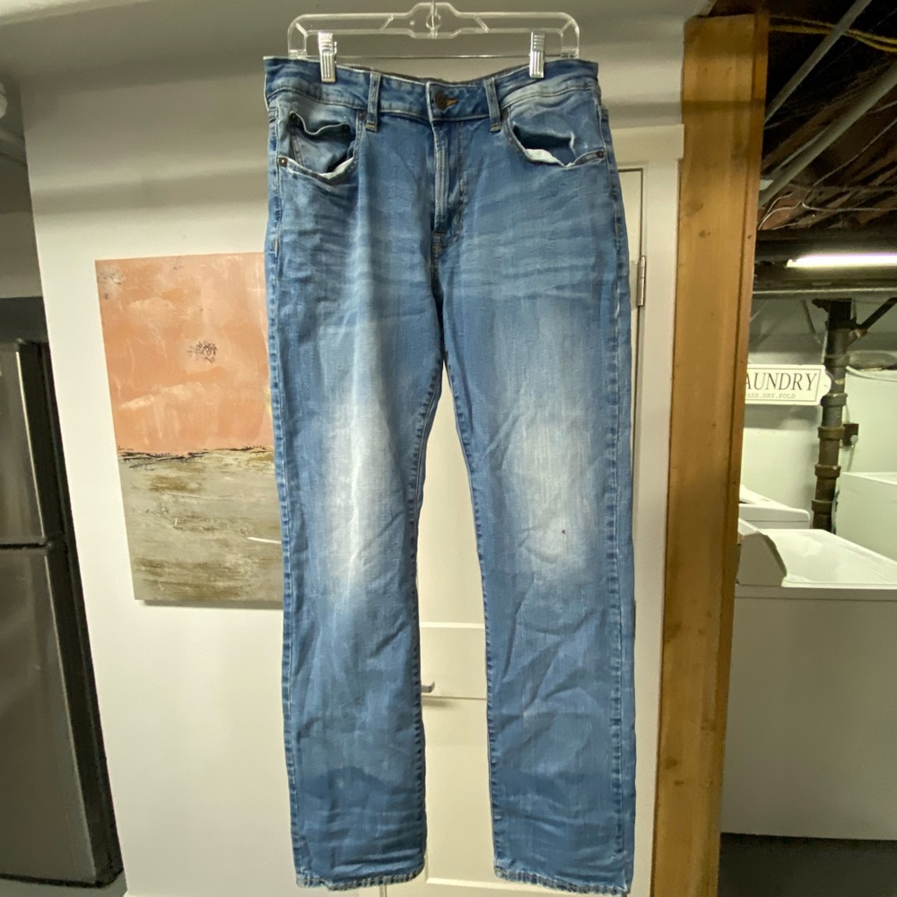 American eagle men’s jean. Worn in but good condition